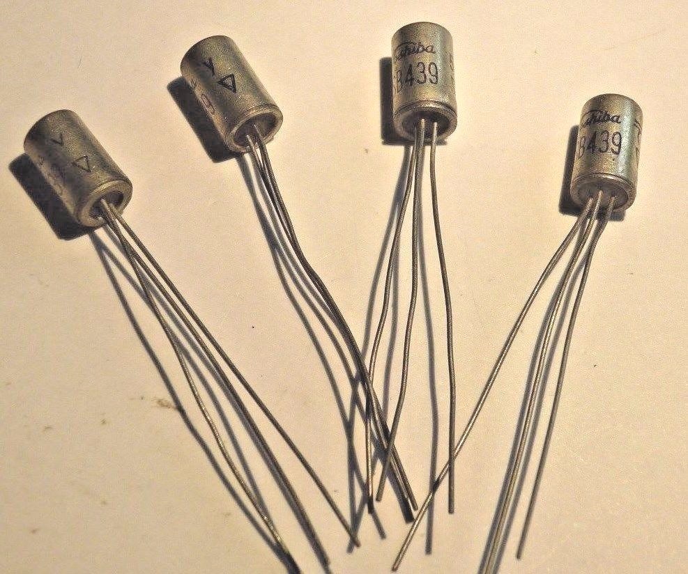 2SB439 / 3 LEADS / TRANSISTOR / 4 PIECES (qzty)