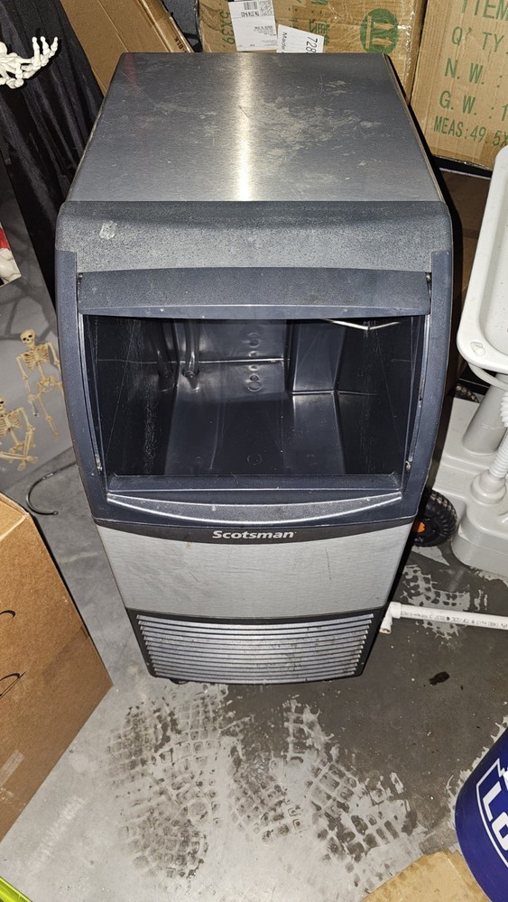 Scotsman CU0415MA-1 Air Cooled Undercounter Medium Cube Ice Machine 58 lb
