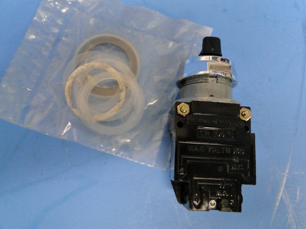 GE General Electric 2 Position Selector Switch CR104 B2011