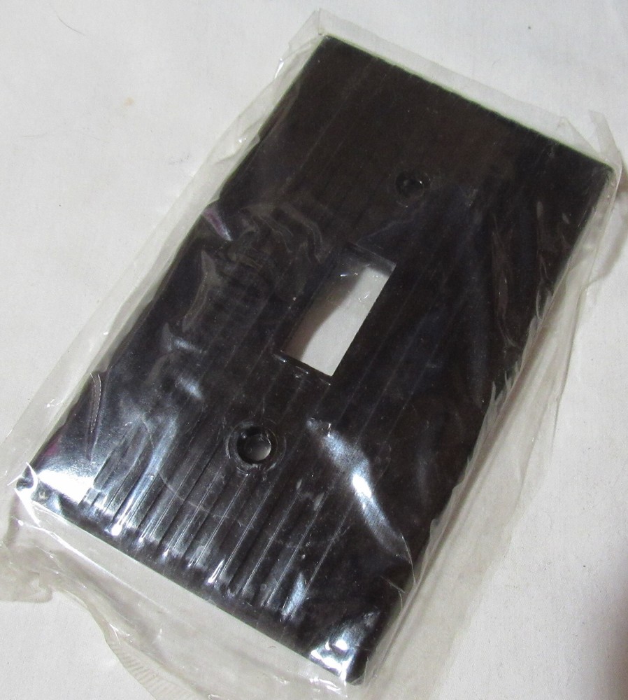 VINTAGE LEVITON BROWN ART DECO RIBBED BAKELITE SINGLE TOGGLE SWITCHPLATE