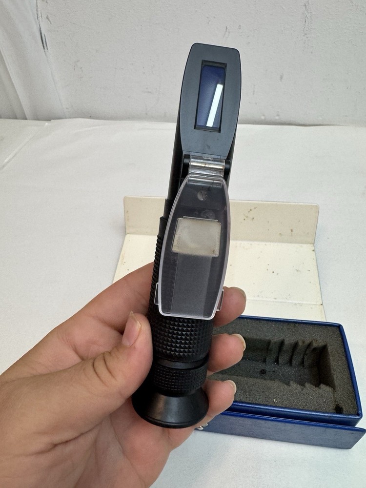 RE-FRAX 0-32% Brix Super Contrast Refractometer in Case