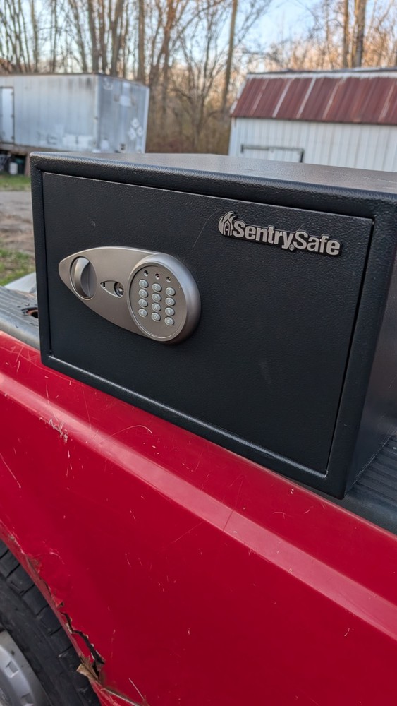 SENTRY SAFE X125 Safe