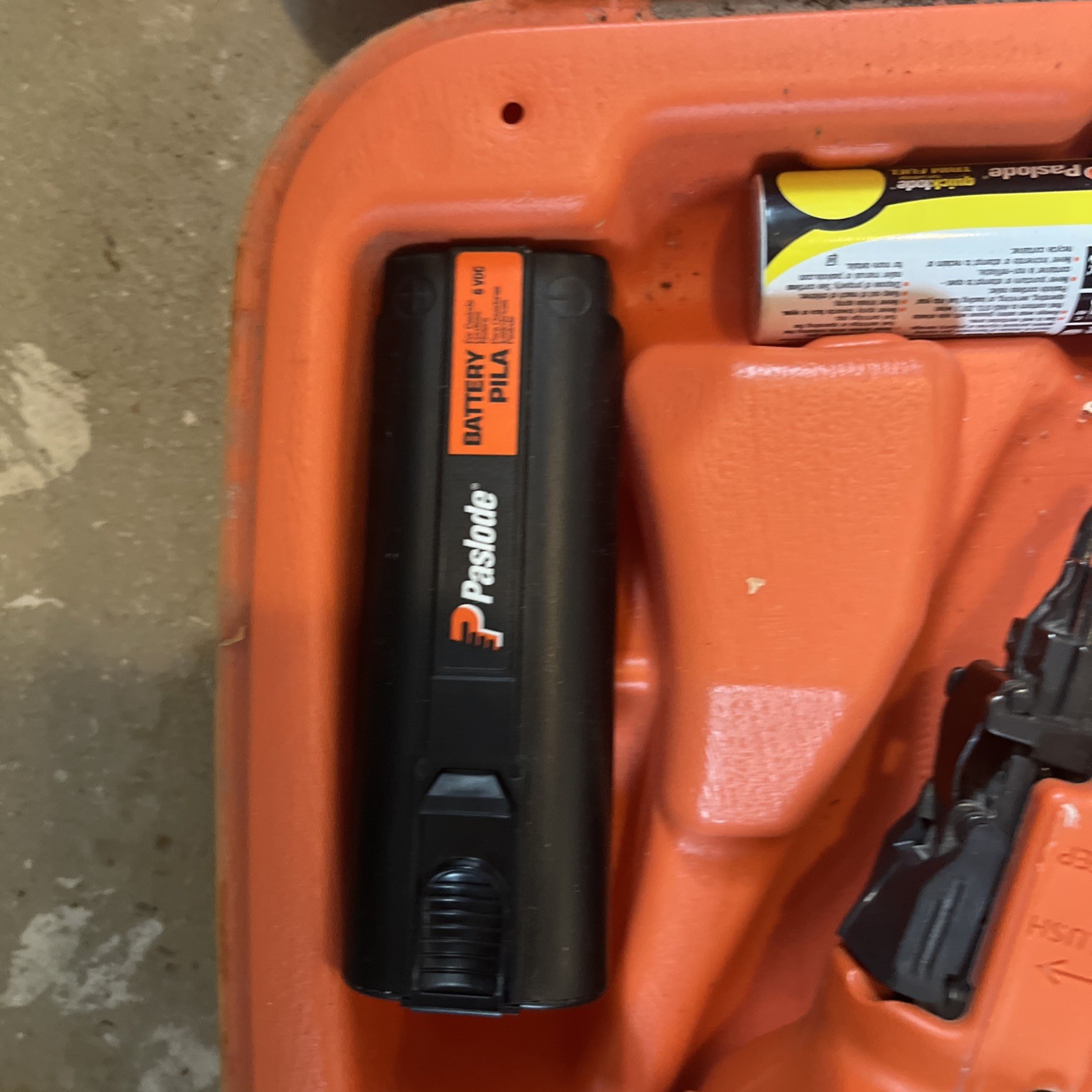 Paslode Cordless 18 Gauge Brad Nailer Kit w/ Case Battery Charger