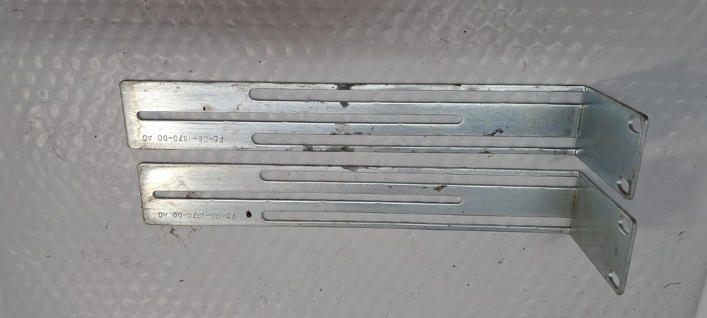2 X mounting brackets FD-06-1370-00 USED