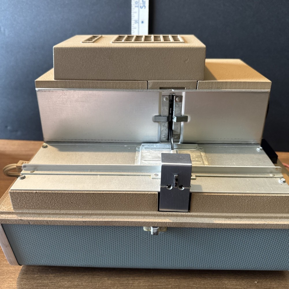 Vintage Argus 300 Model 38 Automatic Slide Projector With Case