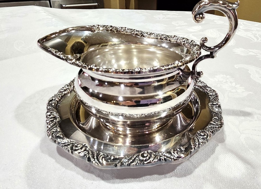 Wilcox International Silver Co Saybrook Manor Silver Plated Gravy Boat with Tray