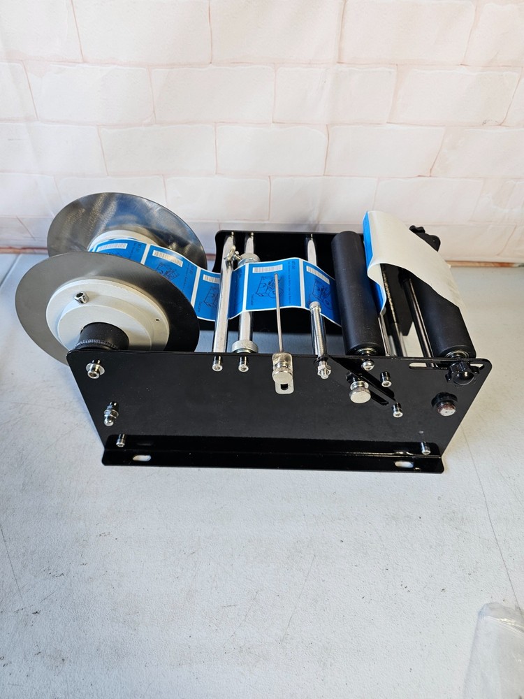 MT-30 Semi-automatic Round Bottle Labeling Machine