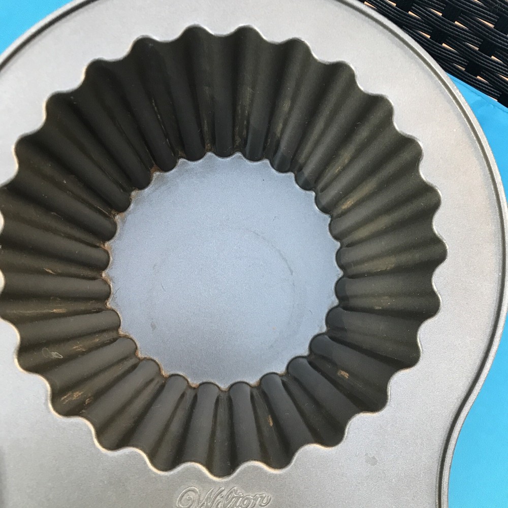 WILTON Large 3D Cupcake/Cake Pan Mold NON-STICK