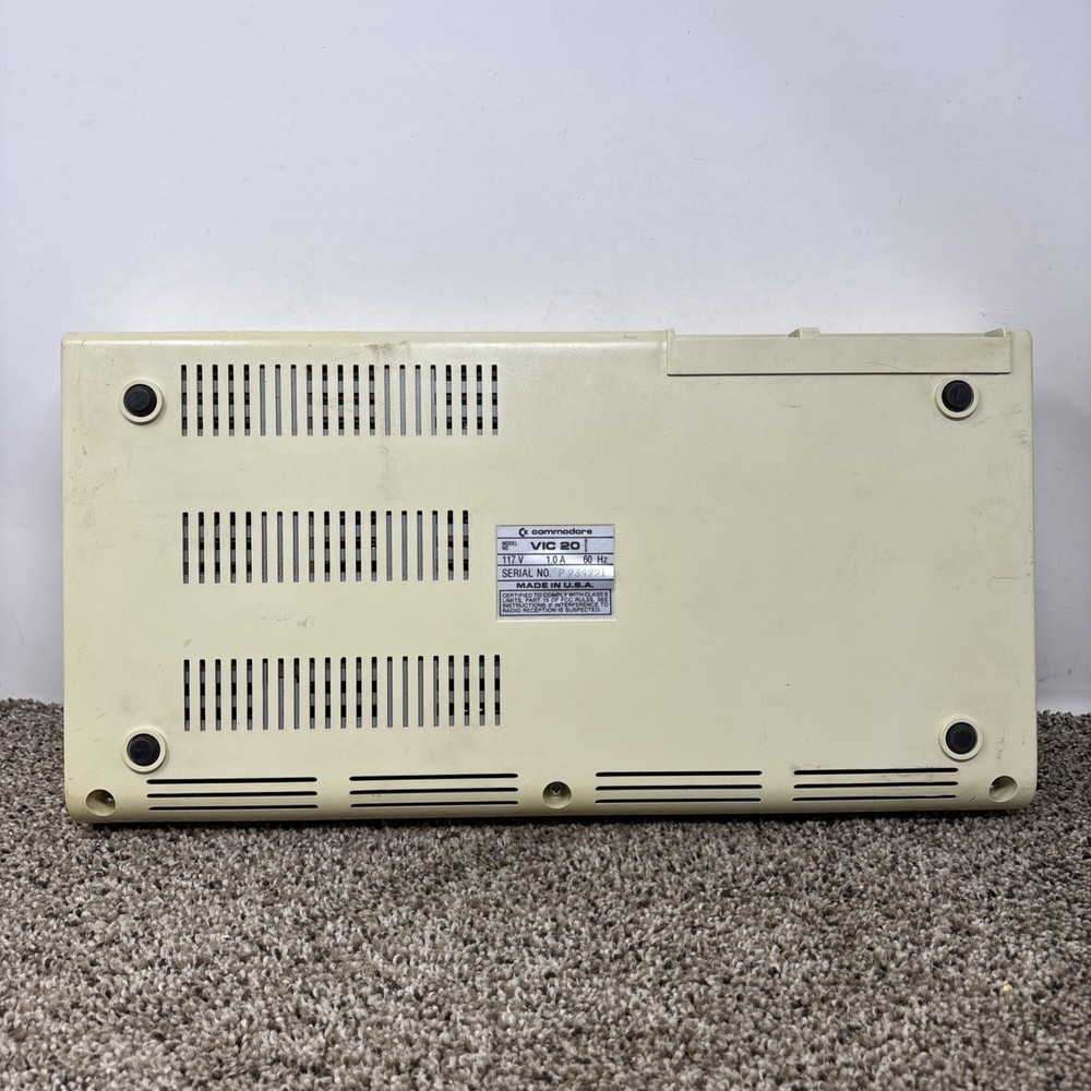 COMMODORE VIC-20 DIN COMPUTER ONLY TESTED AND WORKING READ