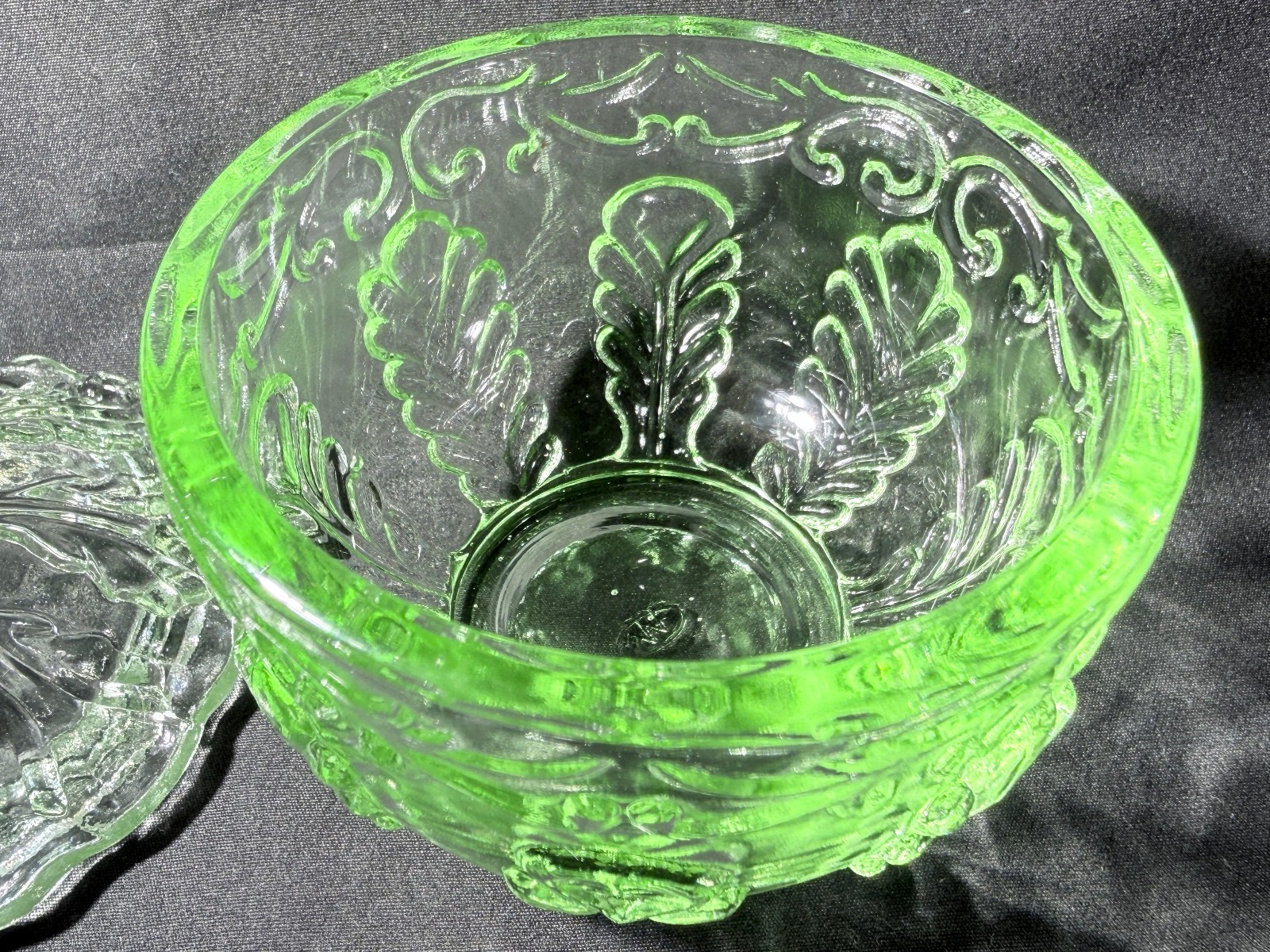 Green Vaseline Uranium glass covered candy dish coffee sugar jar bowl / selenium