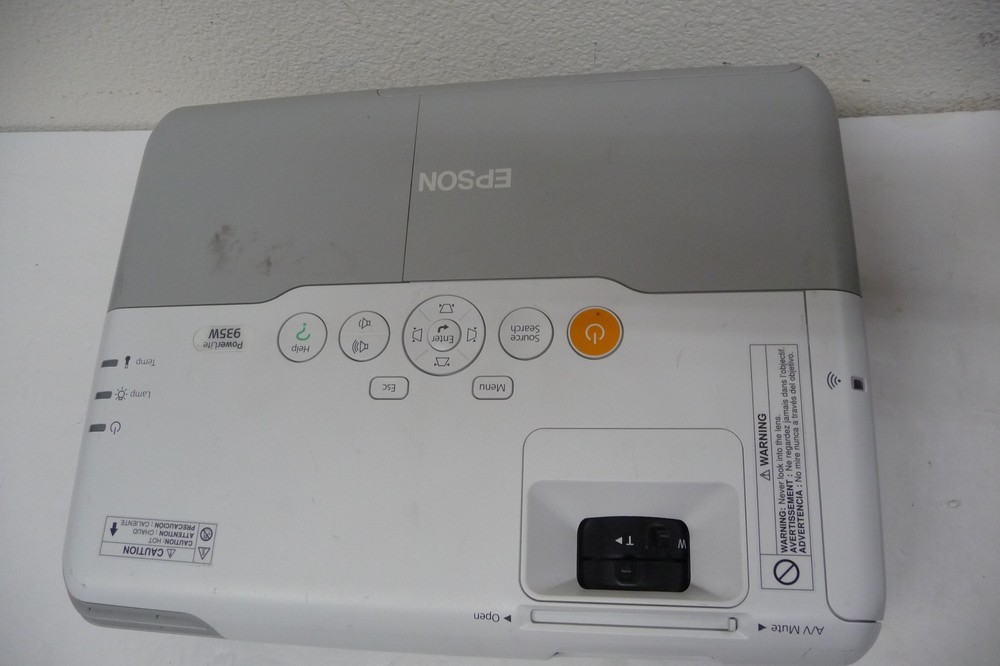 EPSON H565A Projector.with Remote & Power Cord * For Part As IS *