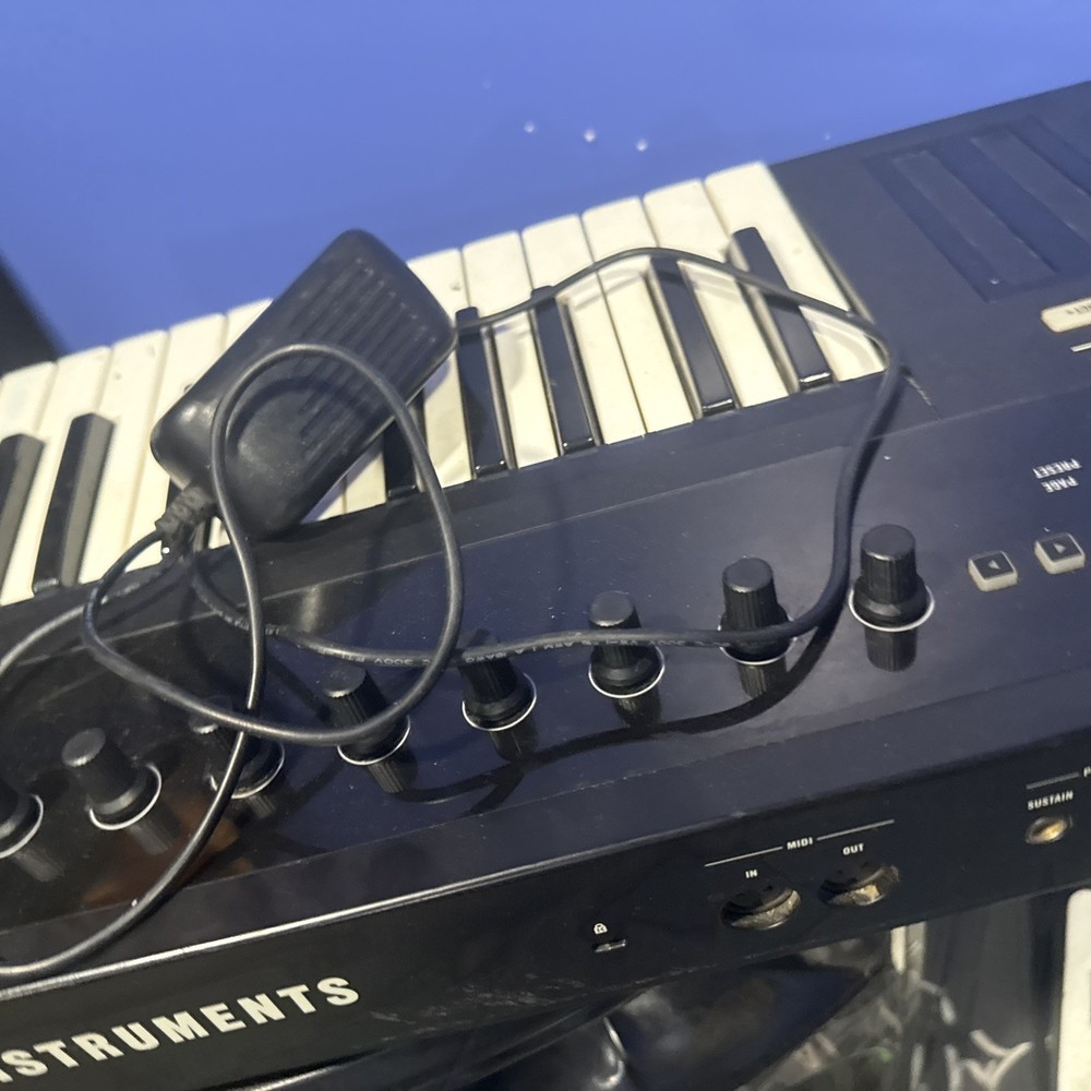 Native Instruments Komplete Kontrol S25 Mk2 with power supply