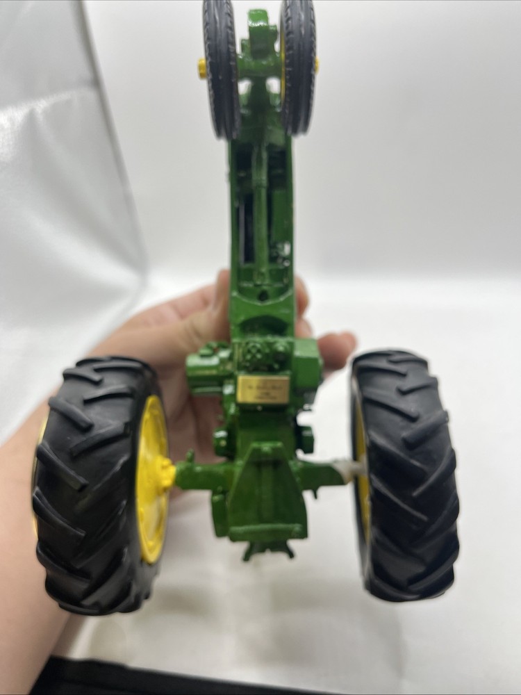 Danbury Mint John Deere 1948 Model "B" Tractor Desk Clock 8”
