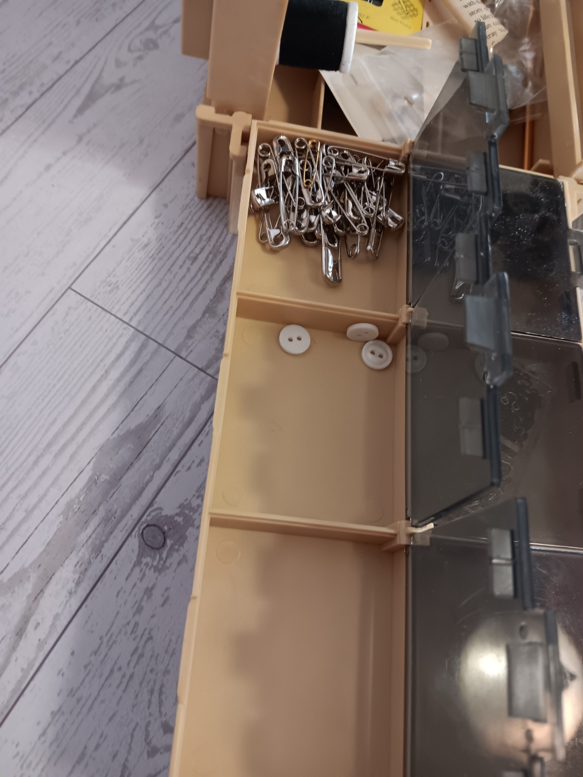 '83 World Wide Media Folding Sewing Caddy Spool Organizer Vintage Thread Notions