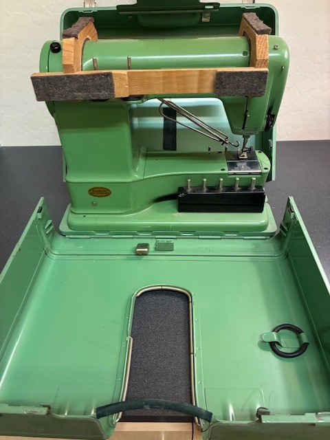 Vtg 1950s Swiss Elna Grasshopper Portable Sewing Machine 722010 Metal Case Video