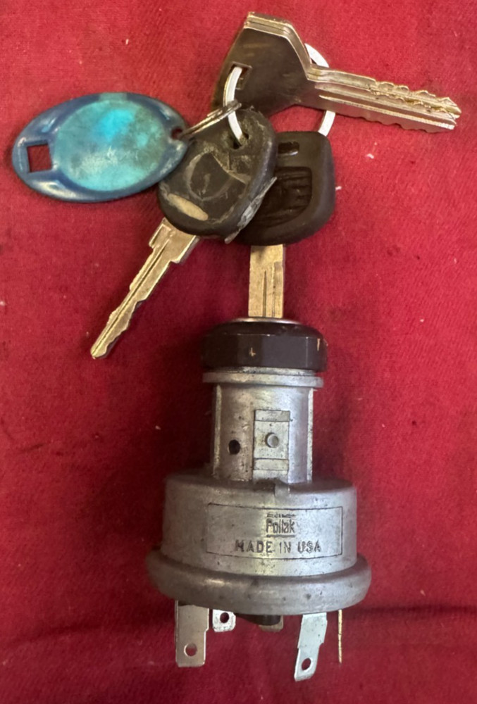 2014  VOLVO 21203310 IGNITION SWITCH WITH KEY