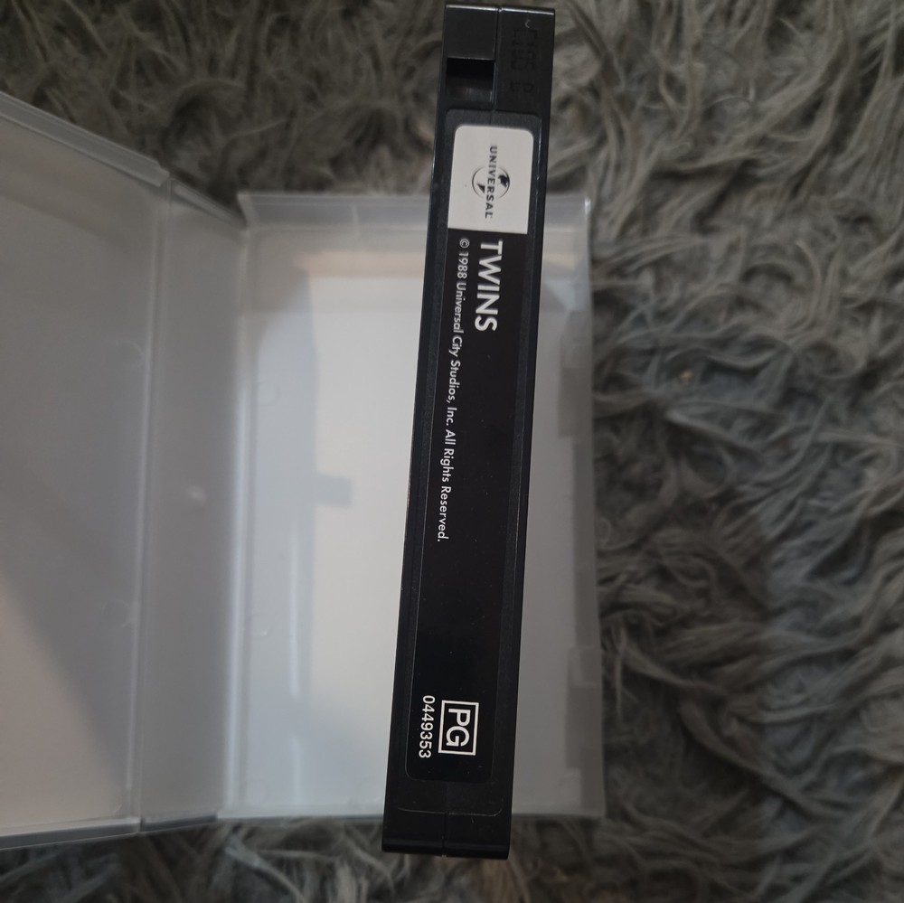TWINS VHS VIDEO 1988 DANNY DEVITO ARNOLD SCHWARZENEGGER COMEDY