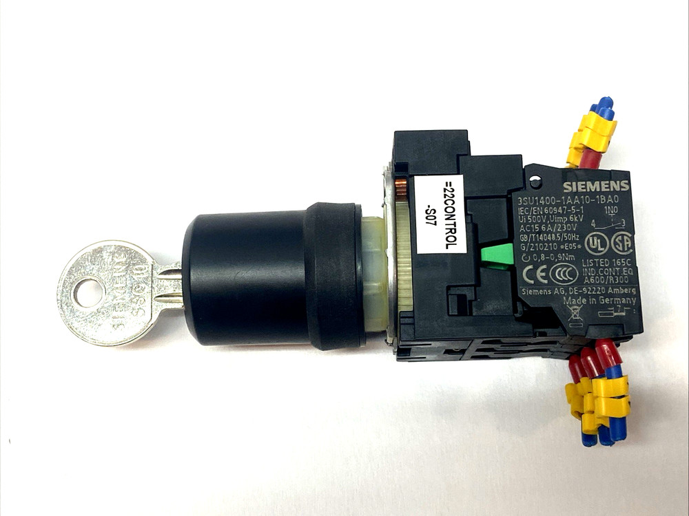 Siemens 3SU1030-5BL11-0AA0 3-Position Latching Key Switch