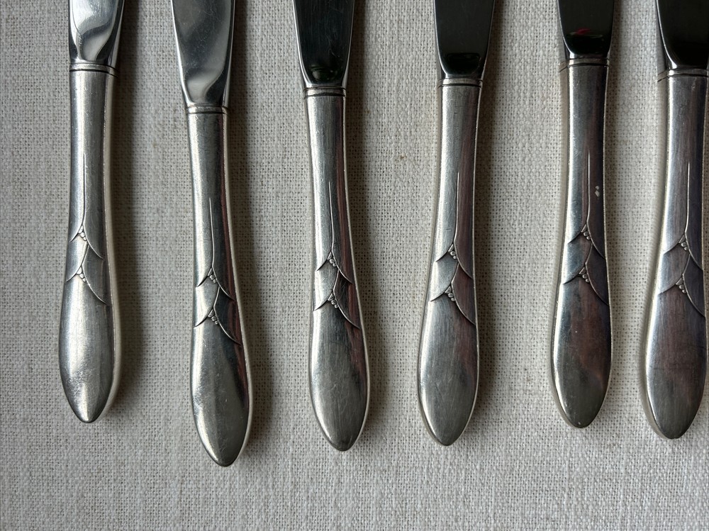 Oneida Community Lady Hamilton 8 Dinner Knives 9 3/8"