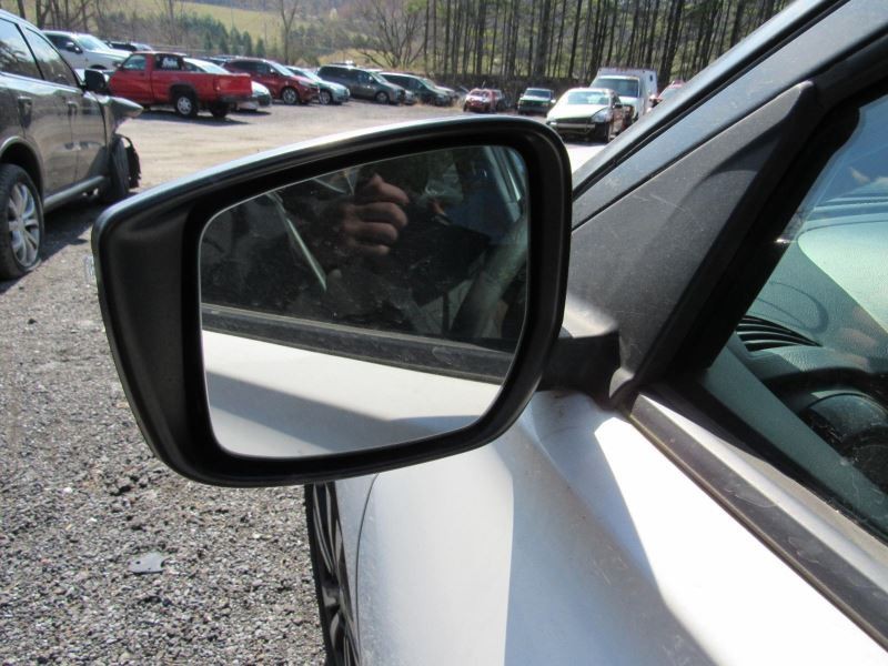 KICKS 2018 Glove Box 958450