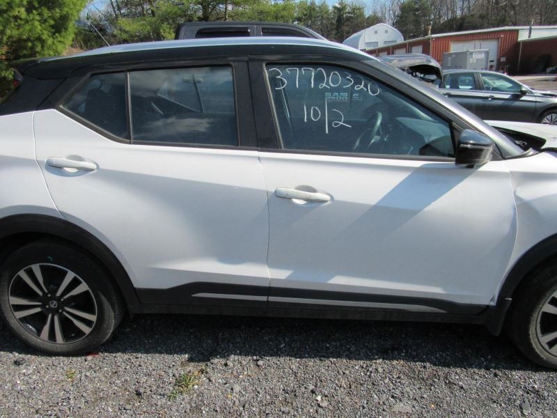 KICKS 2018 Glove Box 958450