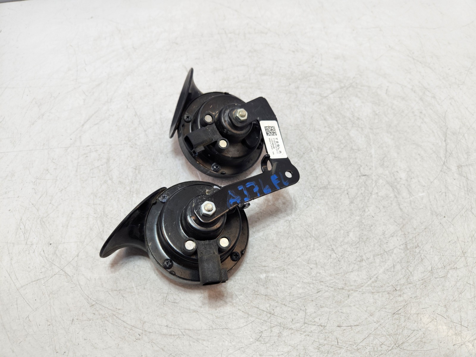 ✅ 21-23 OEM Tesla Model S Low Hight Dual Tone Horn Signal Assembly W/ Bracket