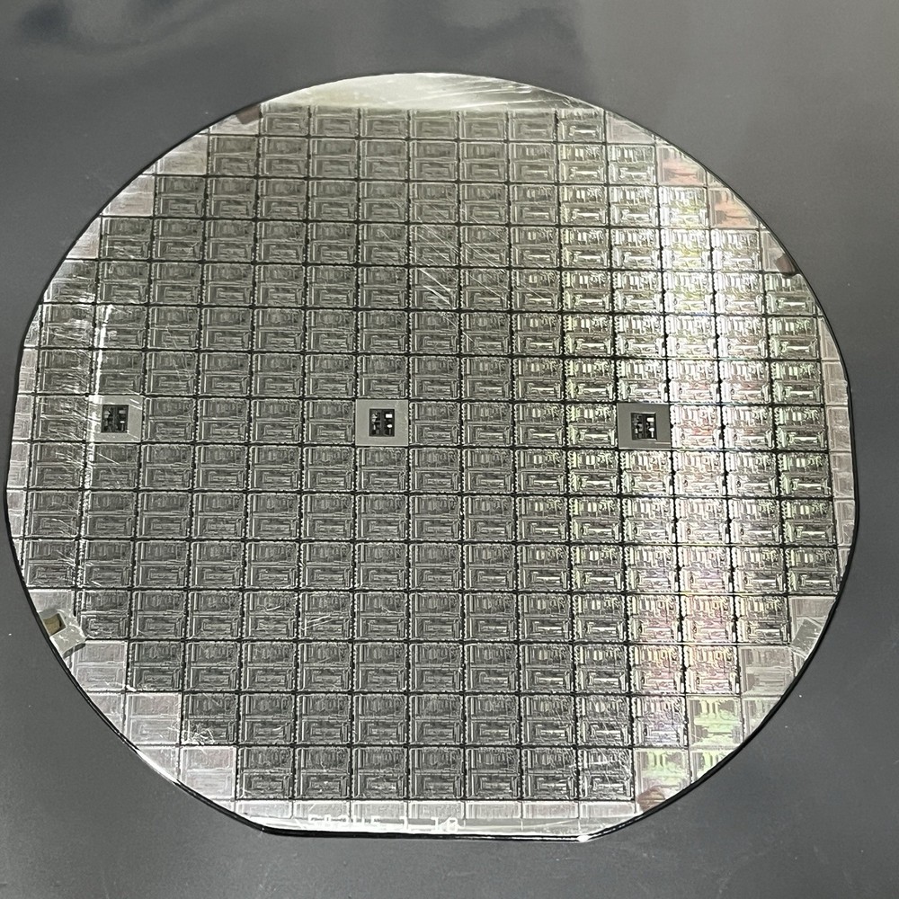 4 Inch Silicon Wafer Silver Hue With Medium-sized Die