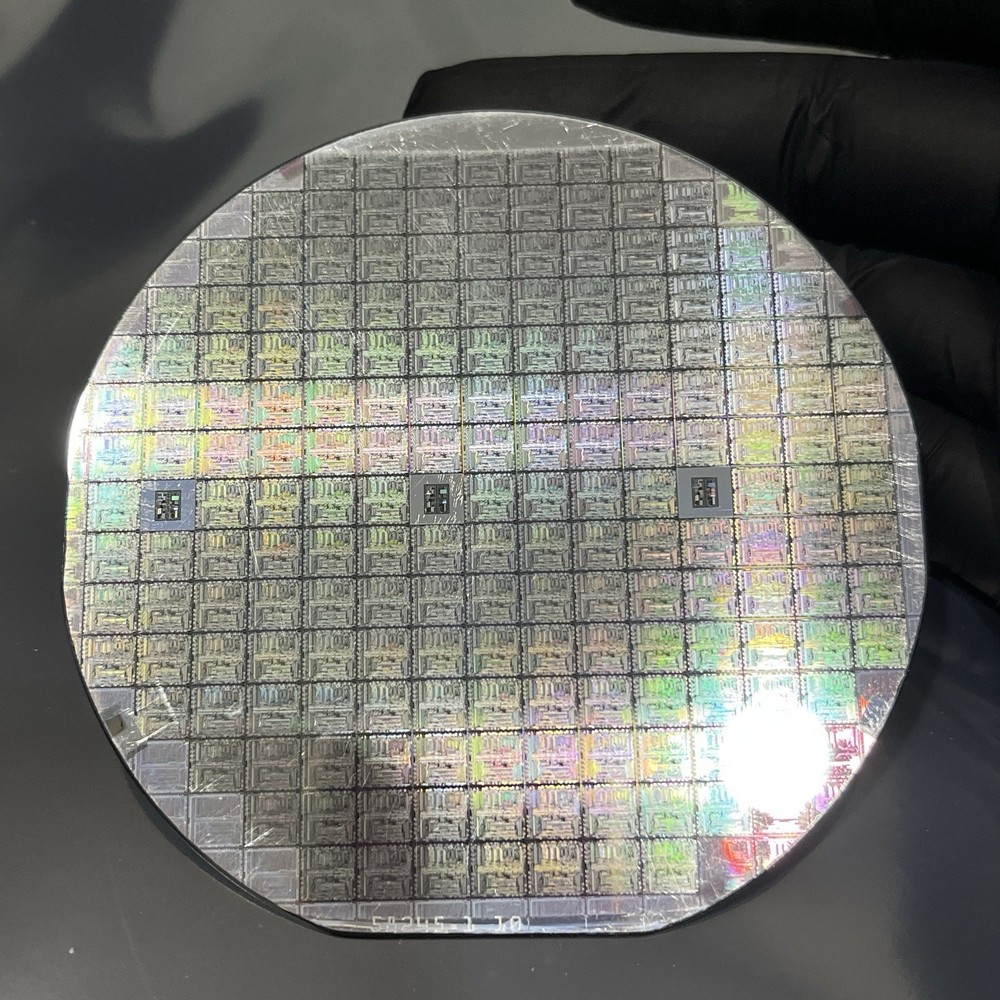 4 Inch Silicon Wafer Silver Hue With Medium-sized Die