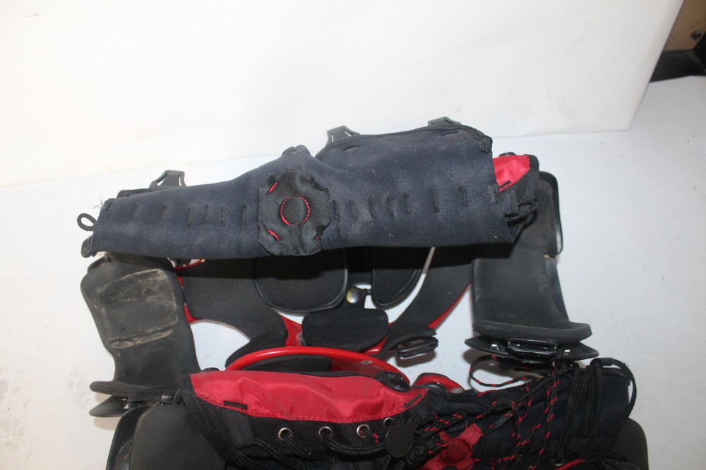 BLACK LARGE L RED KNEE GUARDS