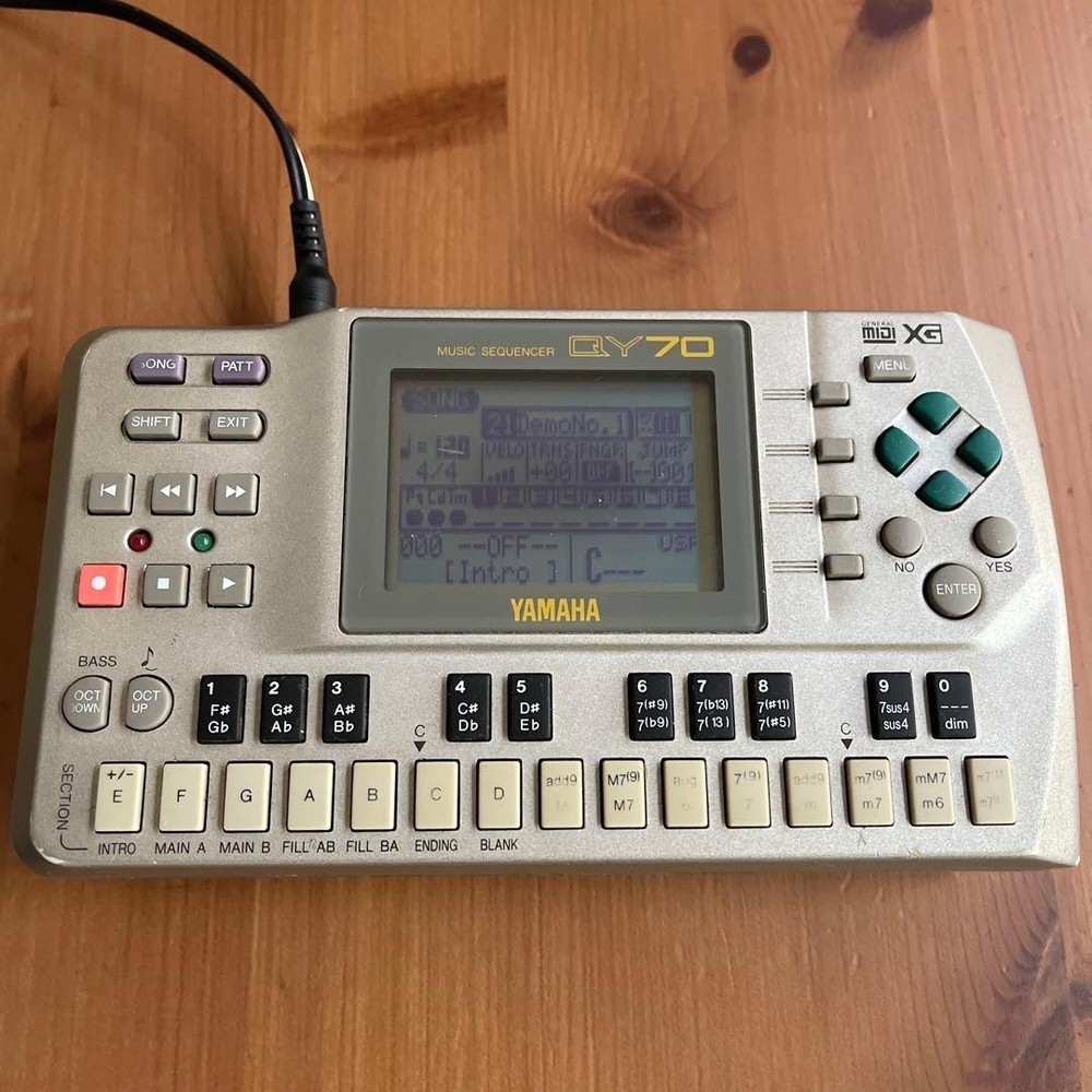 Yamaha QY70 Mobile Sequencer JANK w/adapter
