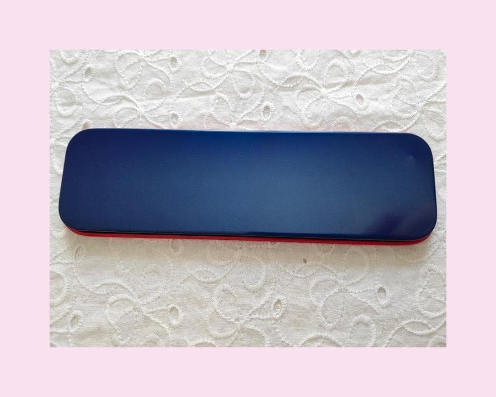 [Anonymous Delivery] Showa Retro Hello Kitty Can Pen Case