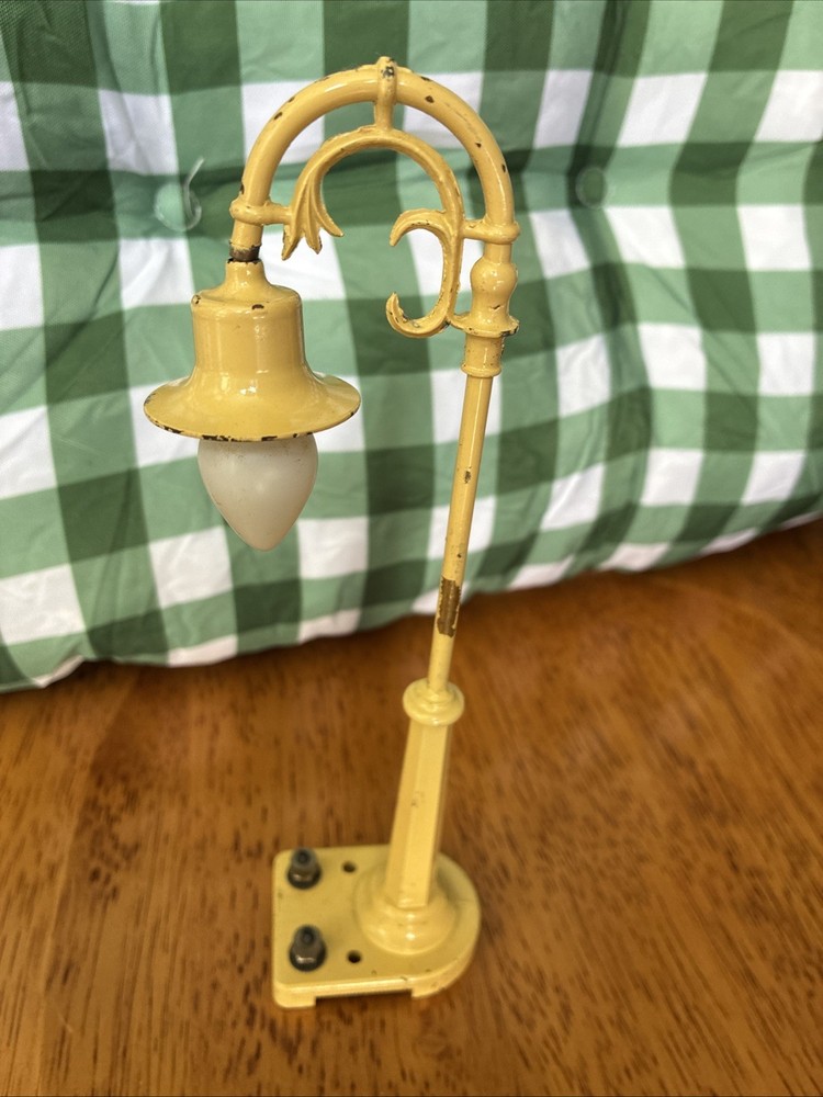 postwar LIONEL yellow Lamp Post #58~ Untested
