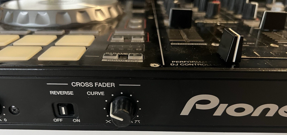 Pioneer DDJ-SR Digital DJ Controller Comes With Extras please read description