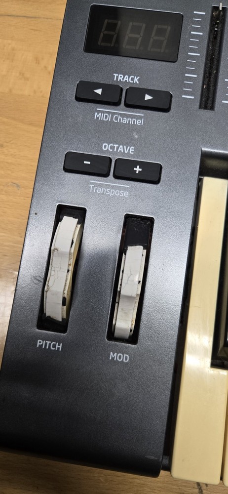 Novation Launchkey Mini USB 25-Mini-Key MIDI Keyboard Controller MK3