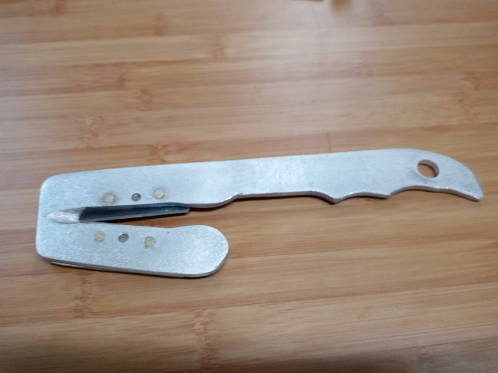 Ear Tag Removal Tool with Left Hand Sheath