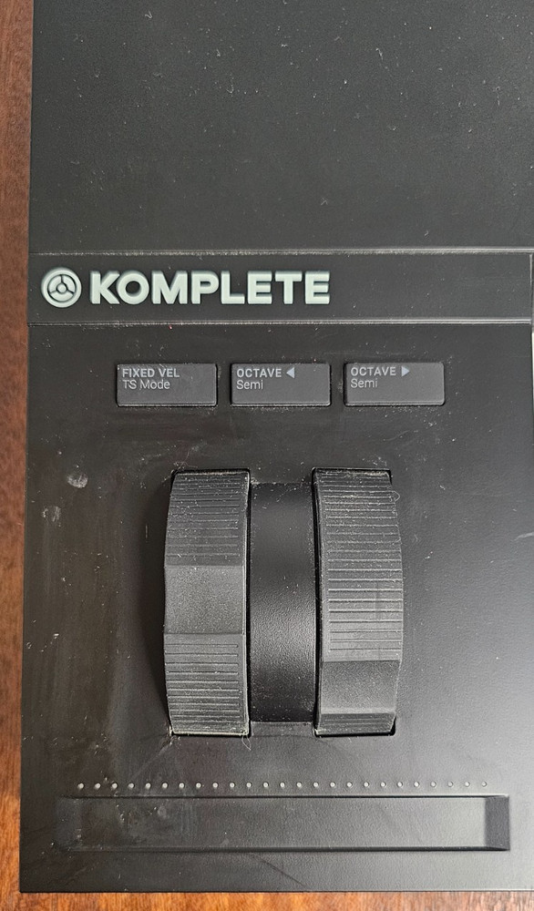 Native Instruments Komplete Kontrol S61 MK2 61 Key Keyboard Controller EUC Works