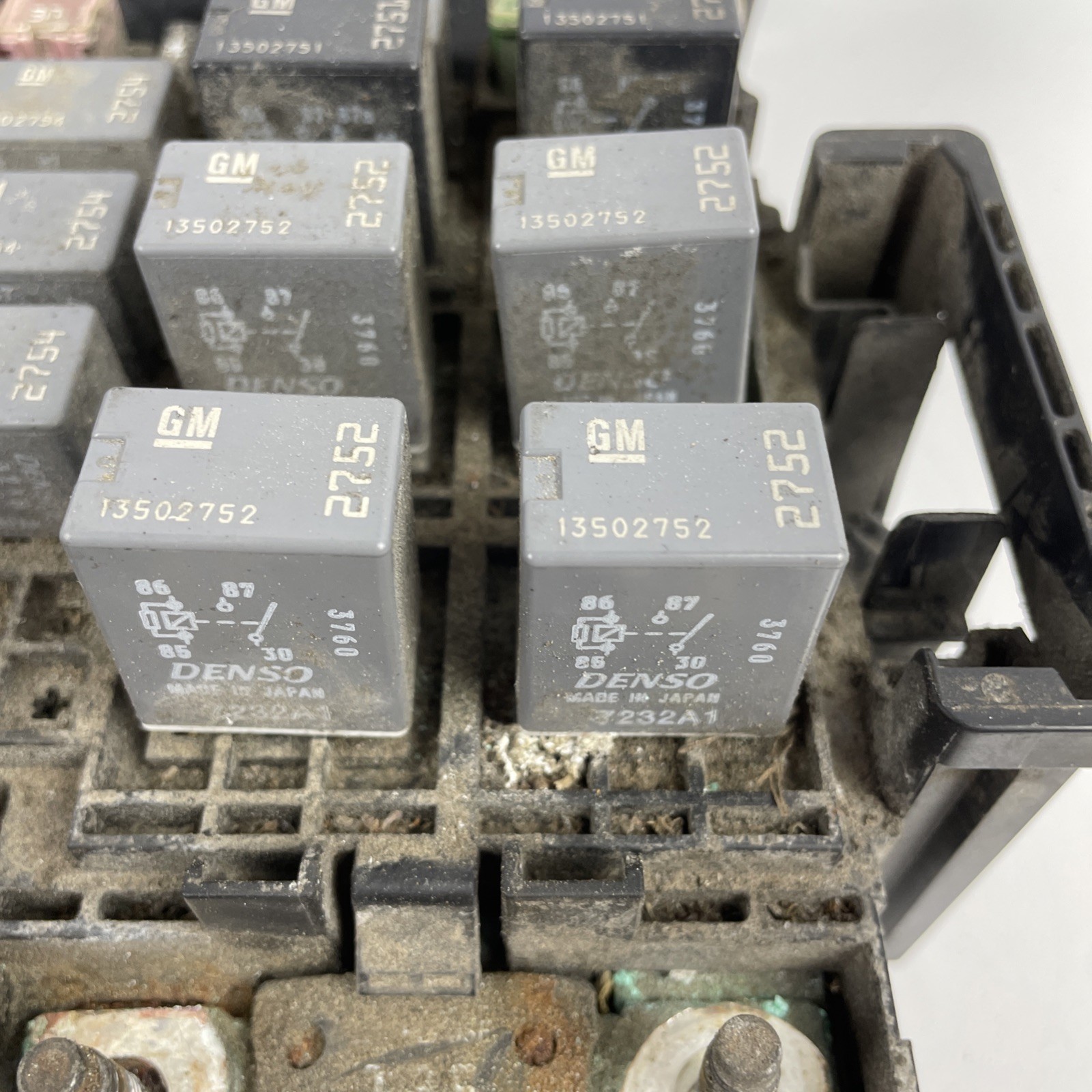 2008 Hummer H3 GM OEM 3.7L Fuse Box-Fuse Relay Box & lid 15906627 USED OEM