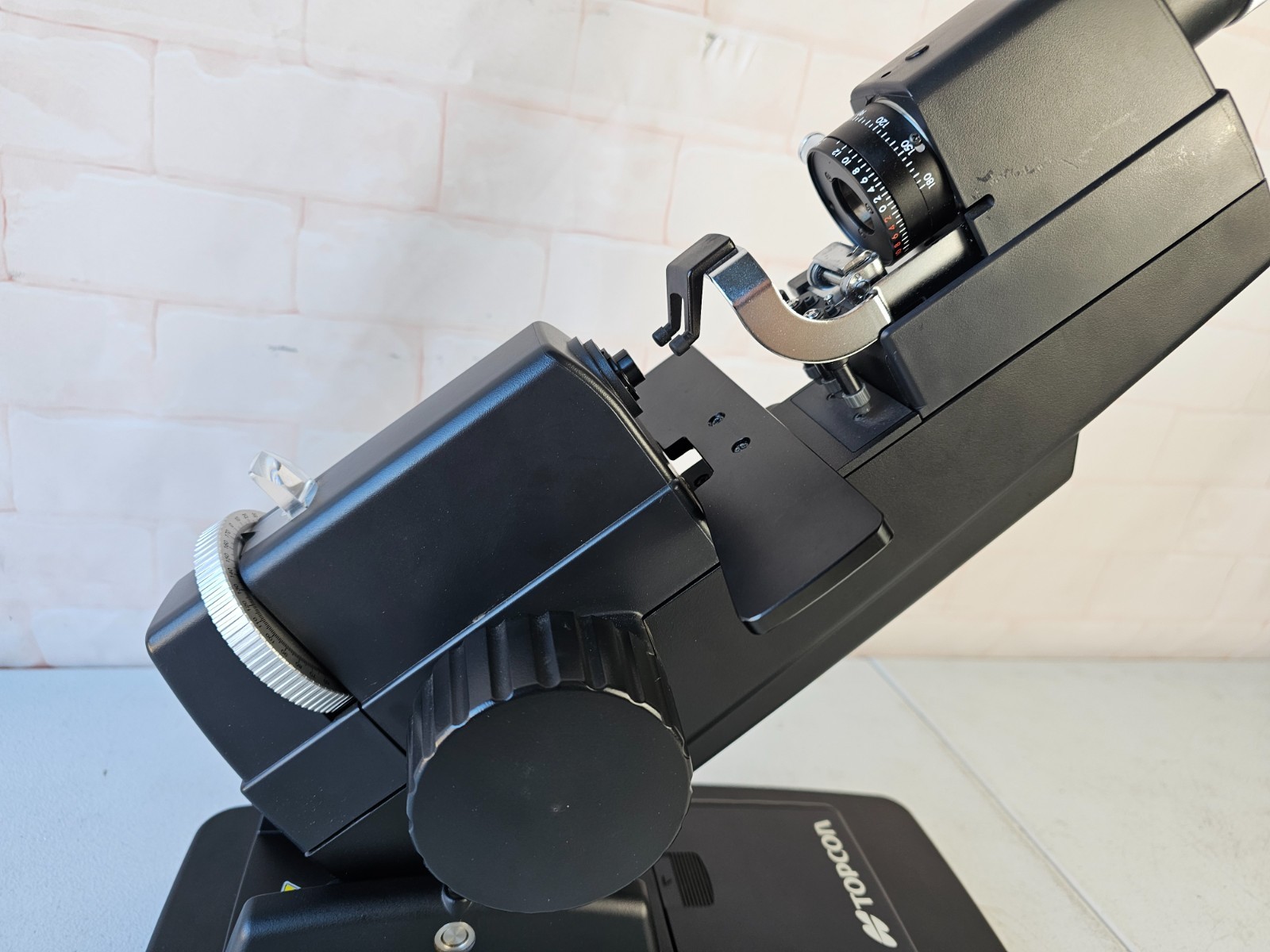 Topcon LM-8 Lensmeter *Parts Unit, Powers On*