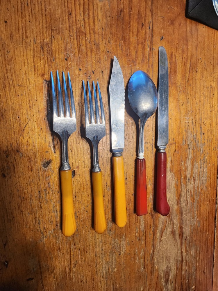 5 Vtg Cutlery Flatware Bakelite Butterscotch Handles Sharp Cutter Knife - PP
