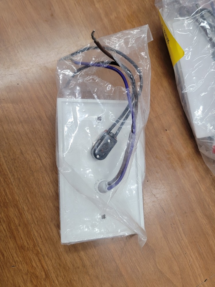 Hubbell Lighting Dual-Lite SPRTS Remote Test Switch With Indicator Light