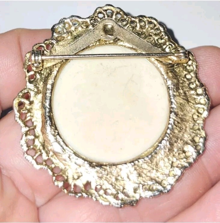 Vtg Hand Painted Framed Ceramic Rose Pin Brooch