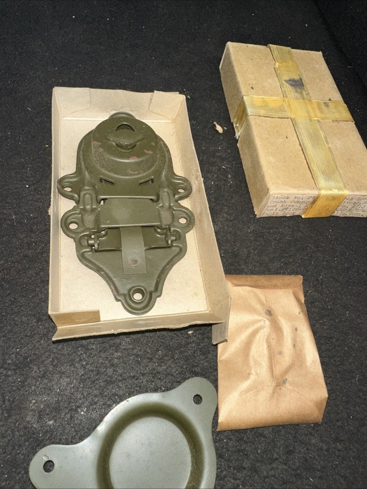 WW2 US Military Footlocker Lock Eagle Lock all Hardware included (st1022)