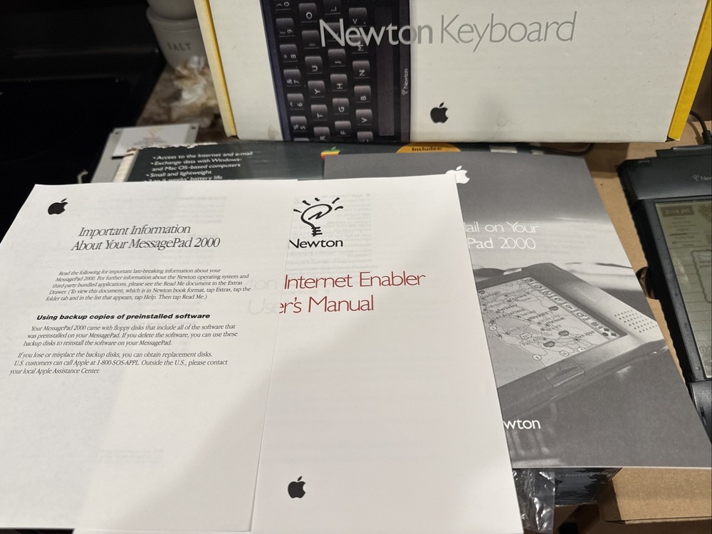 Newton/ Apple MessagePad 2000 Bundle