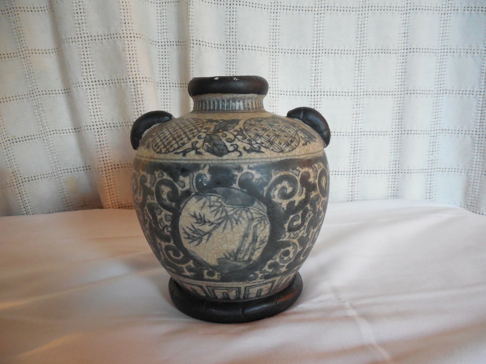Blue black Asian vase, pot 7"