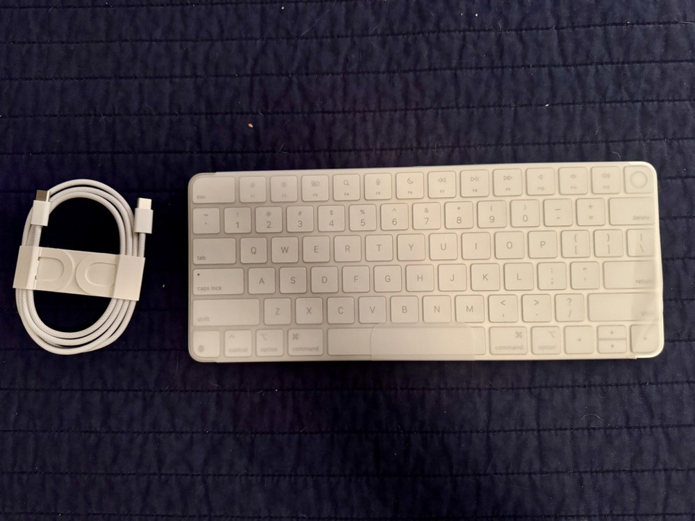 Apple Magic Wireless Keyboard with Touch ID - (USB-C) - White - w/ USB-C Cable