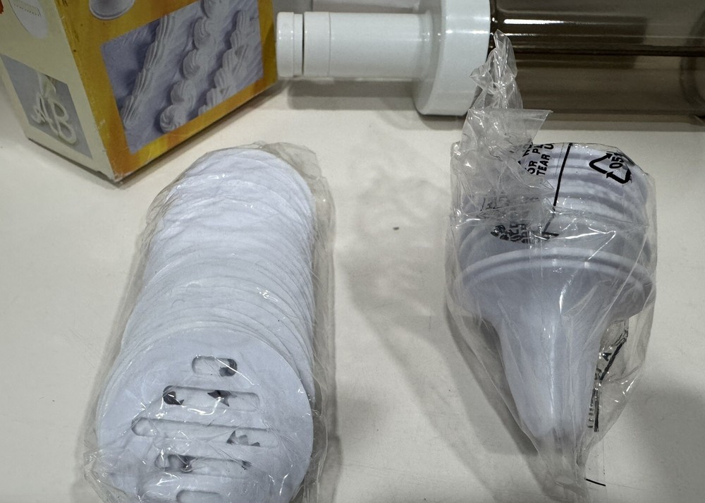NOS Hand Held Cookie Press Set 24 Decorating Discs 6 Decorating Tips