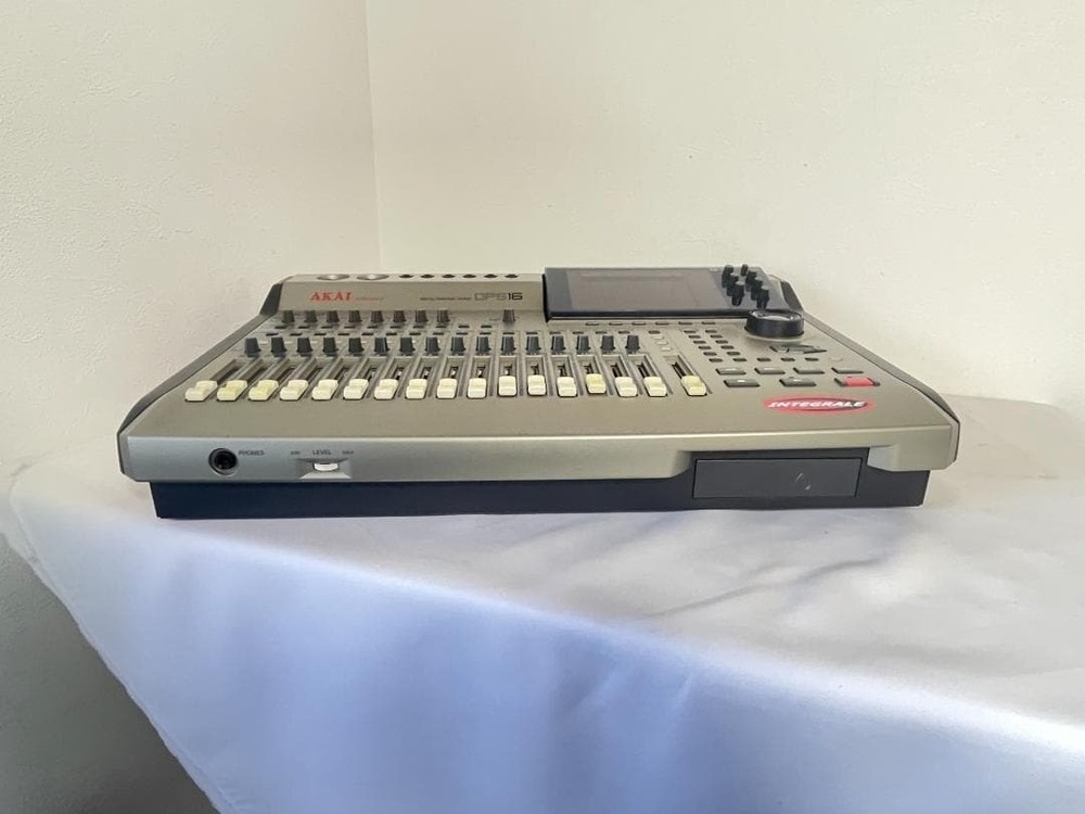 AKAI Professional&Digital Personal Studio DPS16