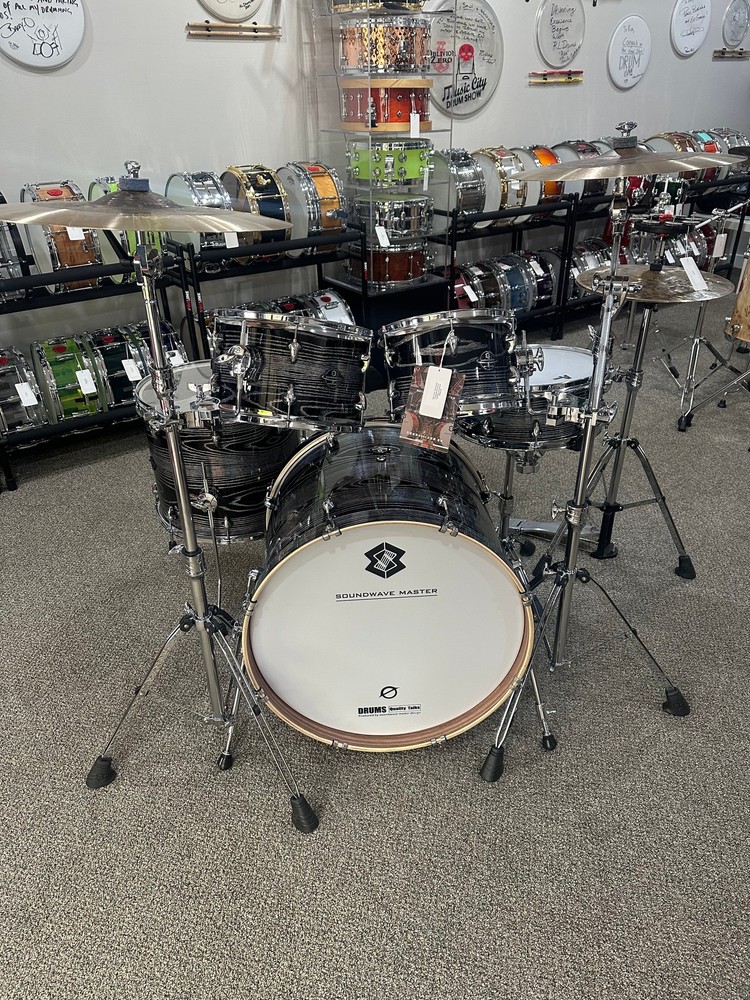 SOUNDWAVE MASTER GALAXY SERIES EXPLORER RAINBOW SILVER DRUM KIT.