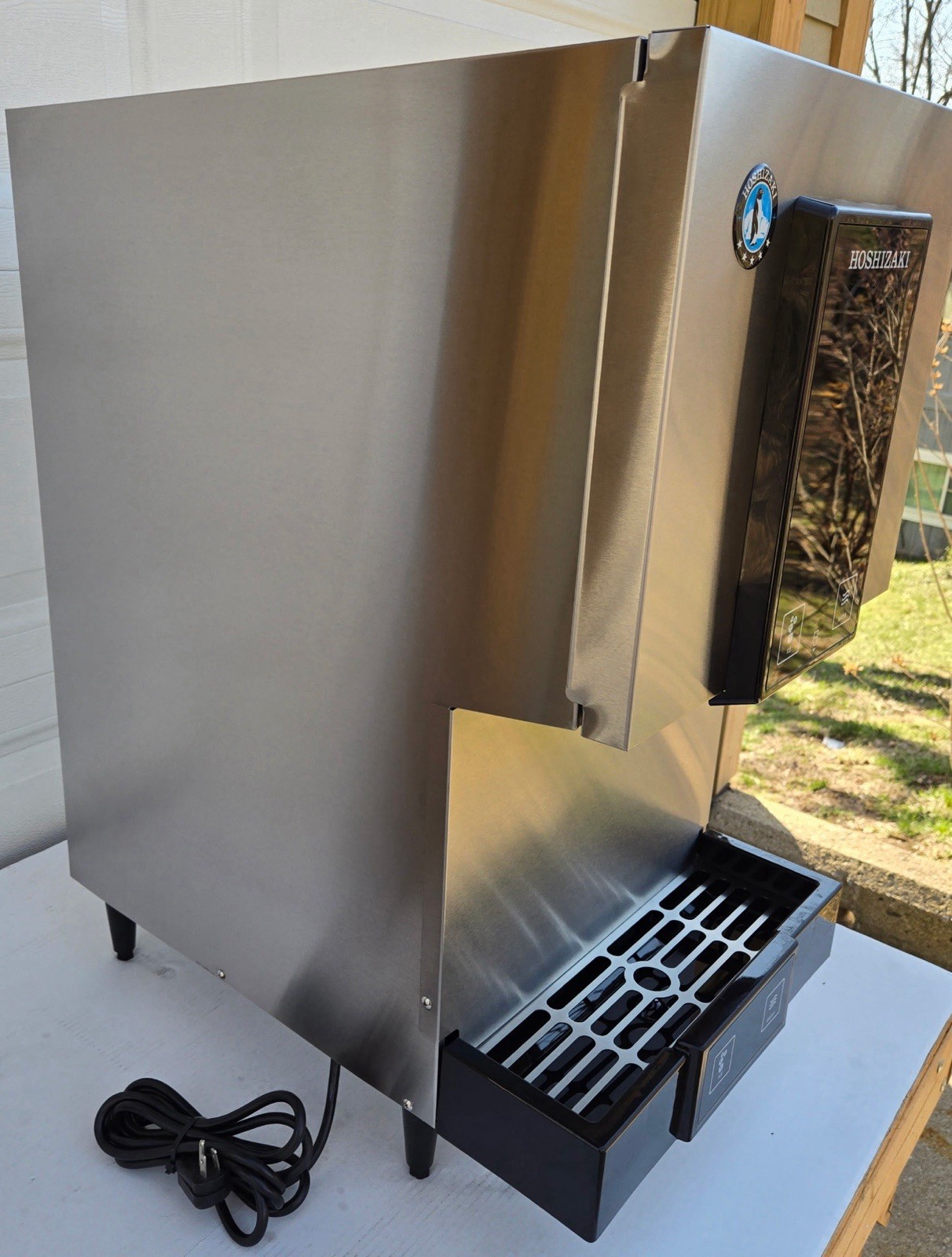 Hoshizaki DCM-271 BAH Countertop 257lb Ice Nugget and Water Maker with Dispenser