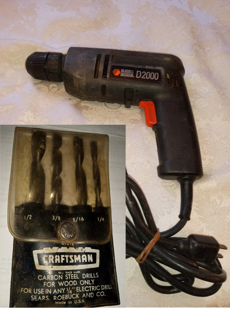 Black & Decker D2000 Model 7157 Corded Keyless Chuck 3/8" Drill & 4 drill bits